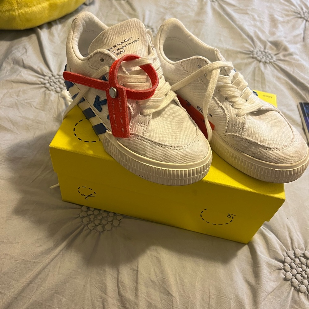 Kids shoes off whites size 31